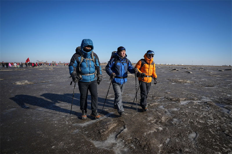 Соревнования по пересечению ледовой переправы на самой северной морской береговой линии Китая