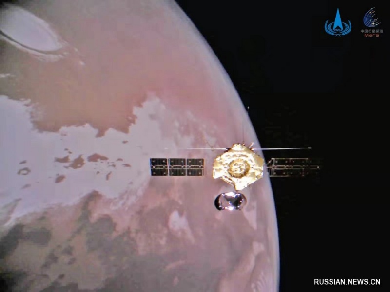 На фото, опубликованном 1 января 2022 года Китайским национальным космическим управлением /CNSA/, запечатлены орбитальный аппарат и Марс. /Фото предоставлено CNSA/