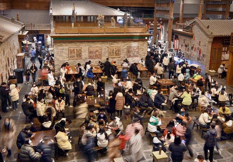 31 декабря 2022 года, люди обедают в ресторане в уезде Чжунму города Чжэнчжоу /пров. Хэнань, Центральный Китай/. /Фото: Синьхуа/