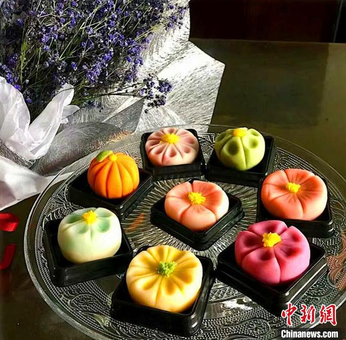 Жительница Синьцзяна производит десерты в виде фруктов и цветов
