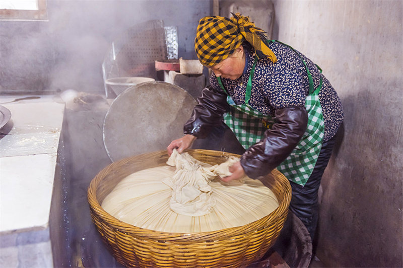 Приготовление «мешочков счастья» тофу в провинции Шаньдун