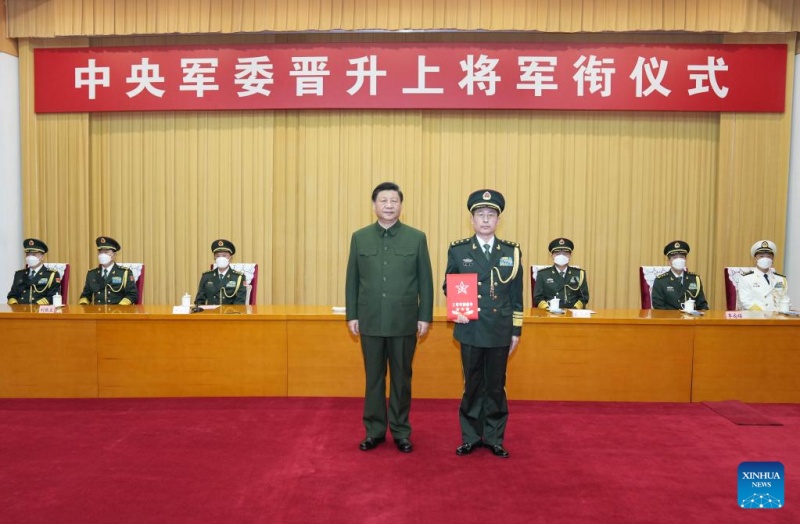 Си Цзиньпин вручил свидетельство о присвоении звания генерал-полковника командующему Центральной зоной боевого командования НОАК