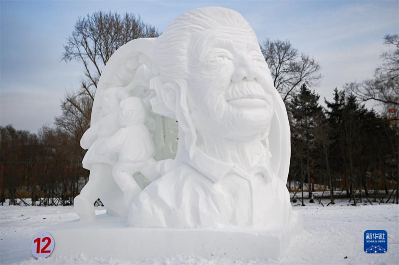 Работа «Взгляд надежды», занявшая первое место во Всекитайском конкурсе снежных скульптур.