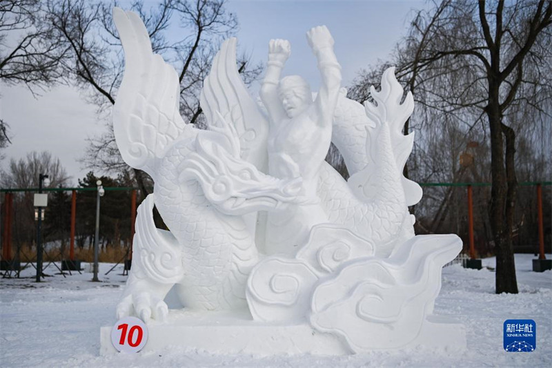 Работа «Легенда о черном драконе», занявшая второе место во Всекитайском конкурсе снежных скульптур.