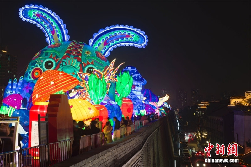Жители Сианя любуются красочными новогодними фонарями
