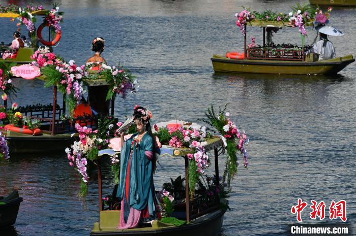 В Гуанчжоу открылся Цветочный рынок на воде