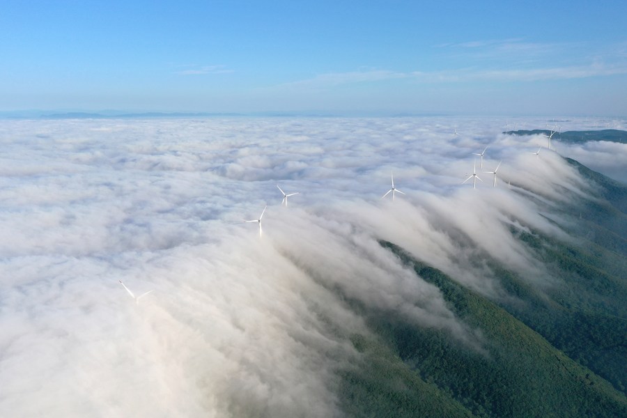 29 мая 2022 года, ветряные турбины ветроэлектростанции среди моря облаков на горе Шэнцзиншань в городе Цзинмэнь пров. Хубэй /Центральный Китай/. /Фото: Синьхуа/
