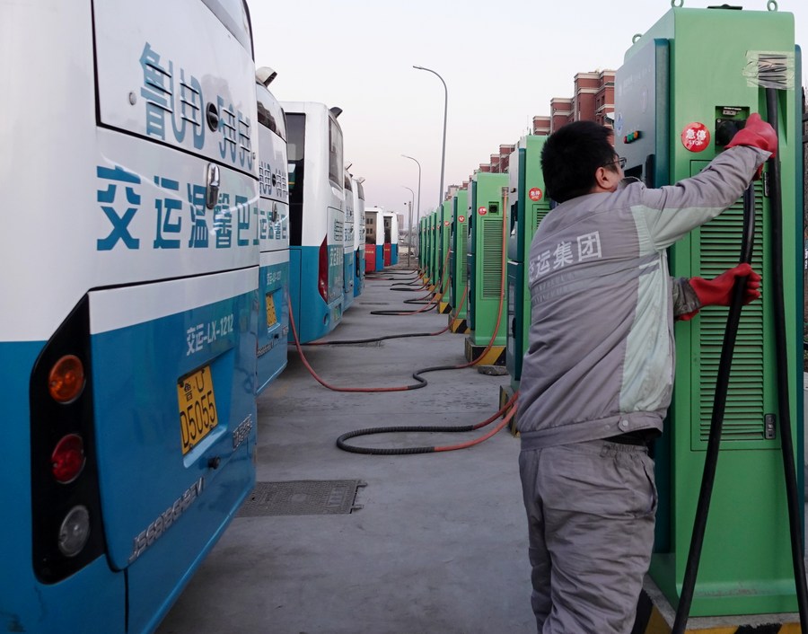14 января 2020 года, сотрудник заряжает электробус в уезде Лайси города Циндао /пров. Шаньдун, Восточный Китай. /Фото: Синьхуа/