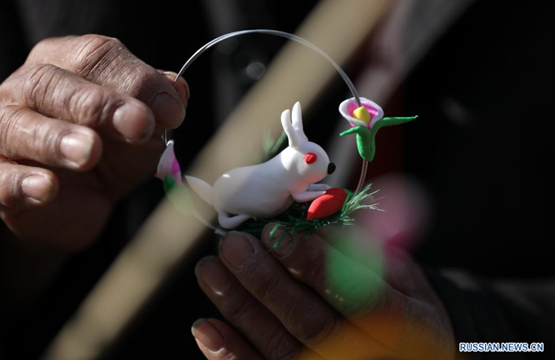 В Китае встречают праздник Весны новогодними товарами с кроликом