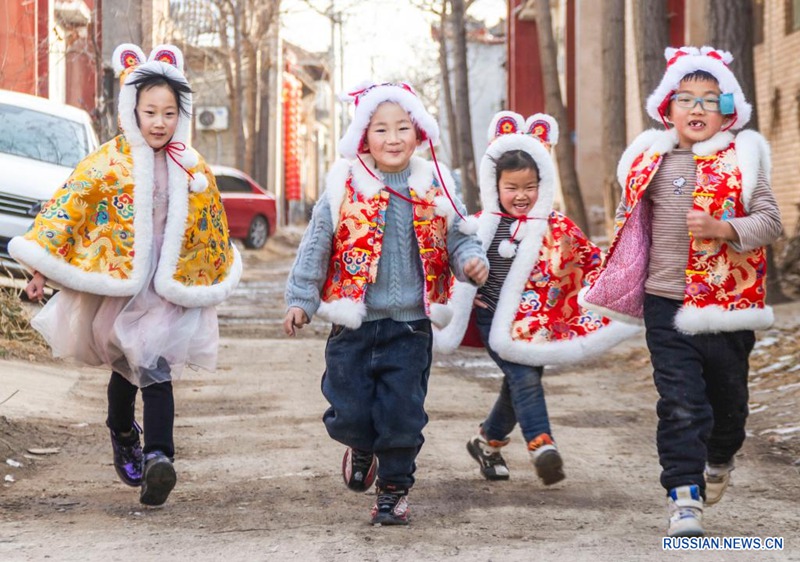 В Китае встречают праздник Весны новогодними товарами с кроликом