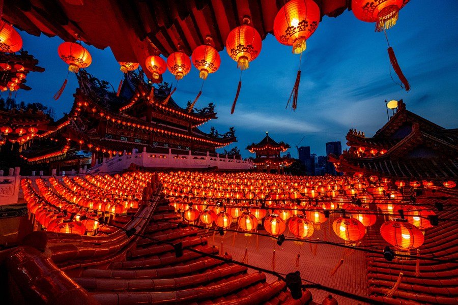 Знаковые здания в АТР подсвечены красным в честь празднования китайского Нового года