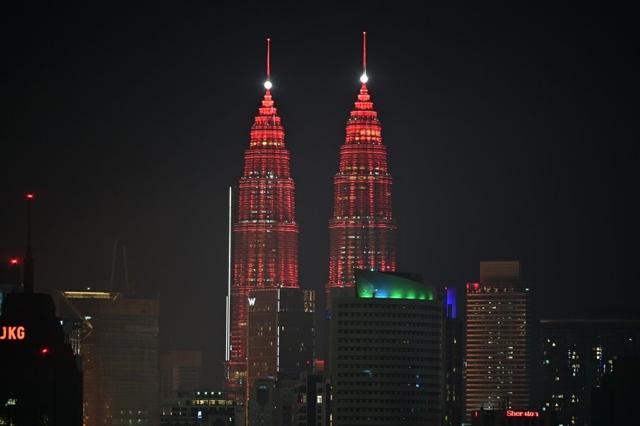 Знаковые здания в АТР подсвечены красным в честь празднования китайского Нового года