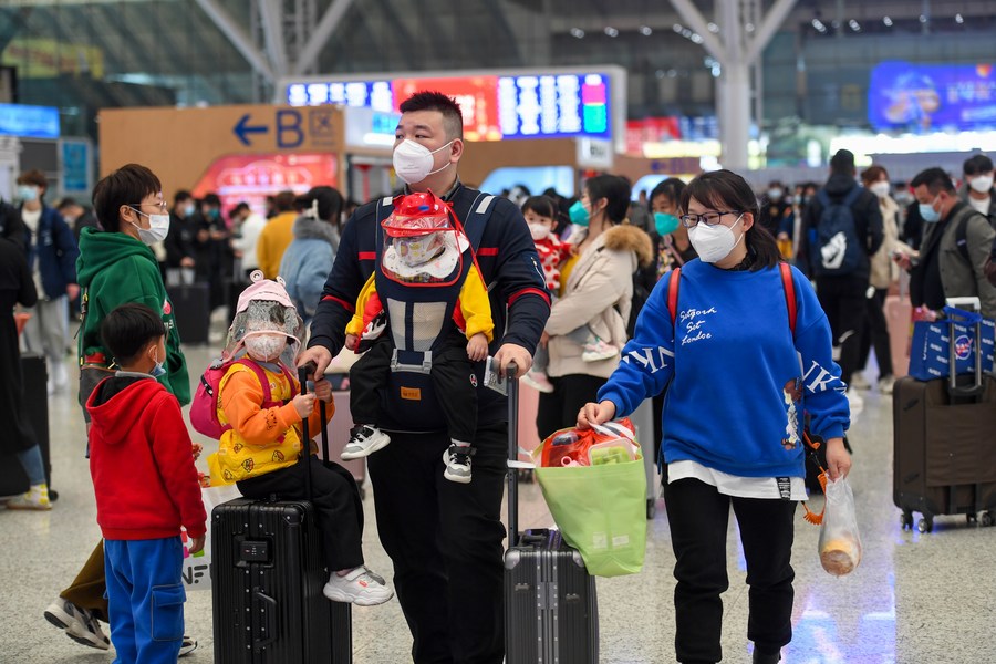 18 января 2023 года, пассажиры на Северном вокзале города Шэньчжэнь в южно-китайской провинции Гуандун. /Фото: Синьхуа/