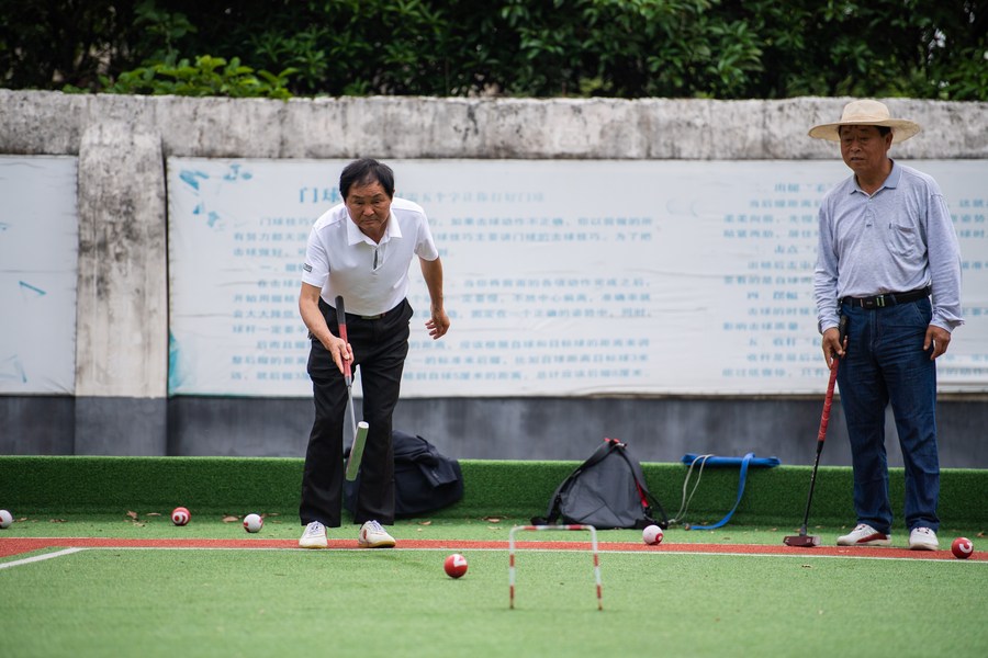 27 апреля 2022 года, пожилые люди играют в крокет в одном из гериатрических центров в деревне г. Чандэ /пров. Хунань, Центральный Китай/. /Фото: Синьхуа/ 