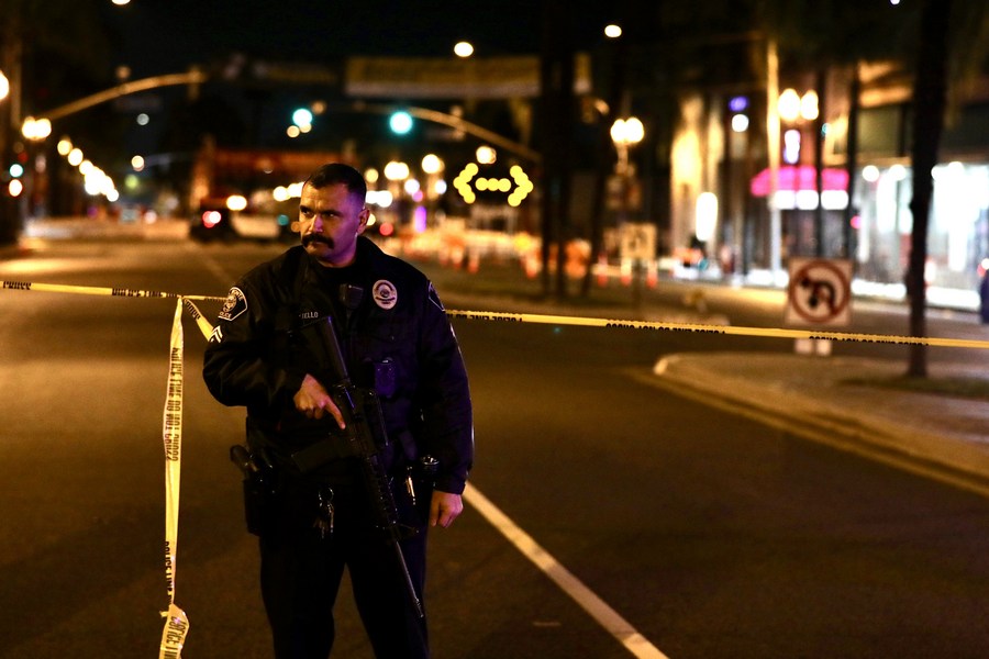 22 января, Монтерей-Парк, США. Полицейский на месте массовой стрельбы в штате Калифорния. /Фото: Синьхуа/