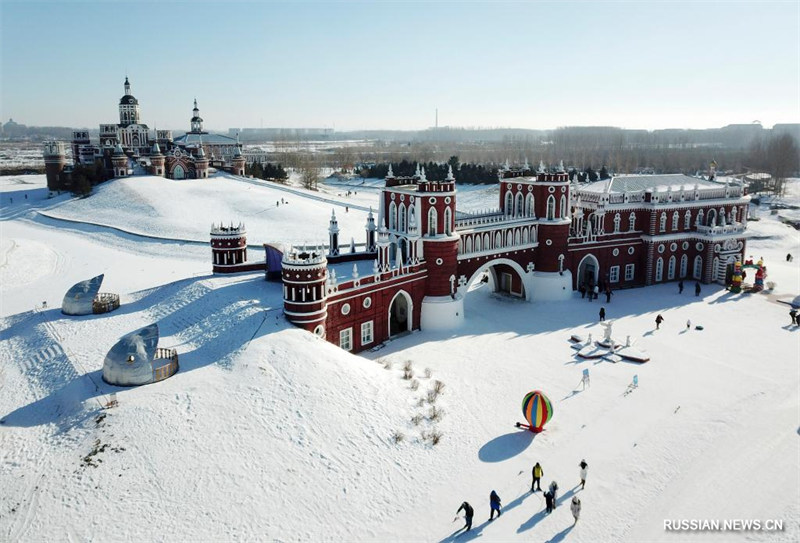 Снежный пейзаж в тематическом парке "Усадьба Волга" в г. Харбин