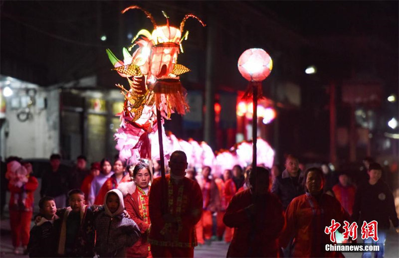 Танец «Вращающийся дракон» из провинции Гуйчжоу