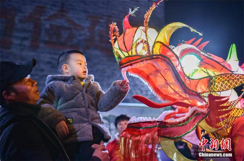 Танец «Вращающийся дракон» из провинции Гуйчжоу