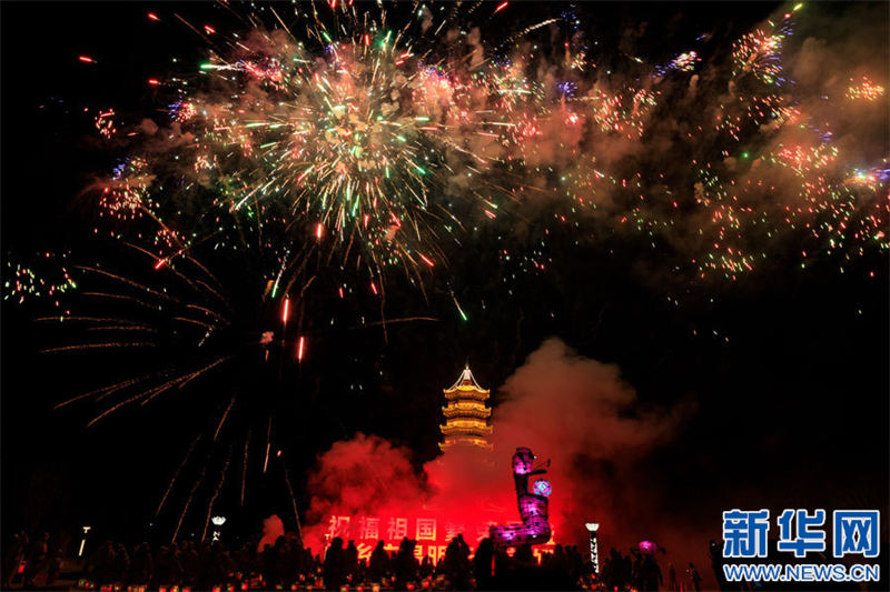 Жители уезда Гуанчан в провинции Цзянси встретили Новый год удивительным световым шоу