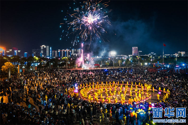 Жители уезда Гуанчан в провинции Цзянси встретили Новый год удивительным световым шоу