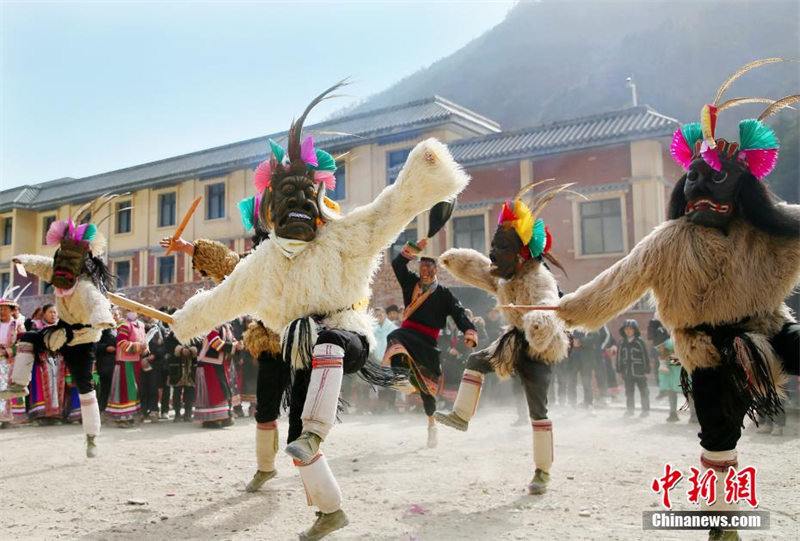 Жители уезда Пинъу провинции Сычуань встречают Новый год по лунному календарю песнями и танцами