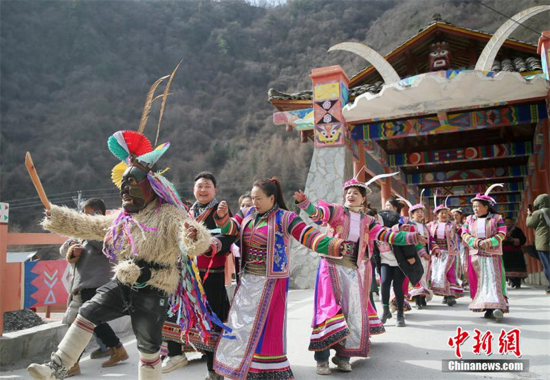 Жители уезда Пинъу провинции Сычуань встречают Новый год по лунному календарю песнями и танцами