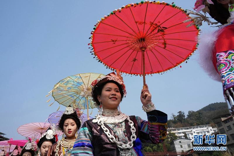 Малые народности Гуанси-Чжуанского автономного района отмечают «Праздник девушек»