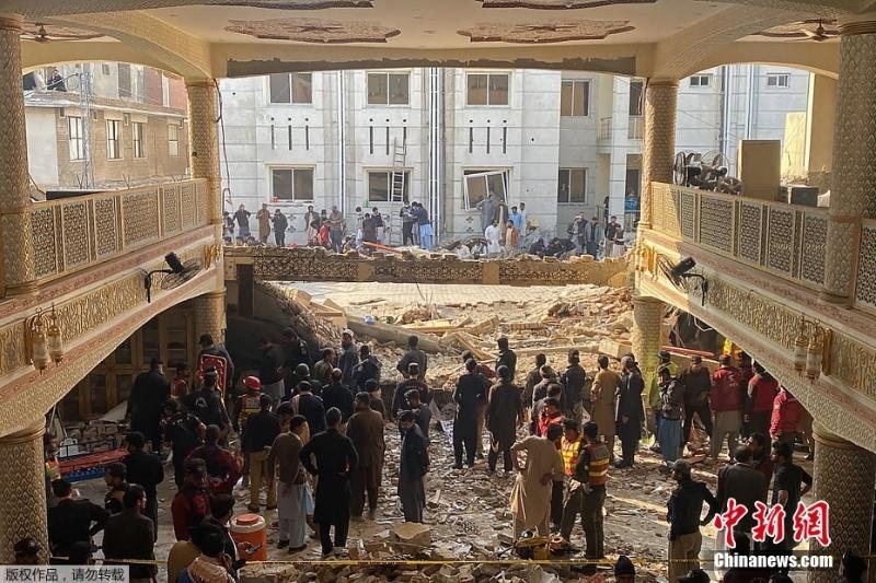 По меньшей мере 17 человек погибли, еще 70 получили ранения в результате взрыва в мечети в пакистанском Пешаваре