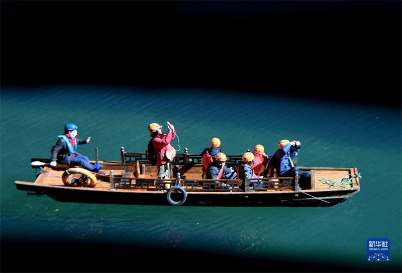 Лазурное озеро у подножия ущелья Пиншань