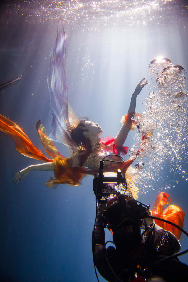 Китайская танцовщица представила сюжет из классической поэзии через подводный танец