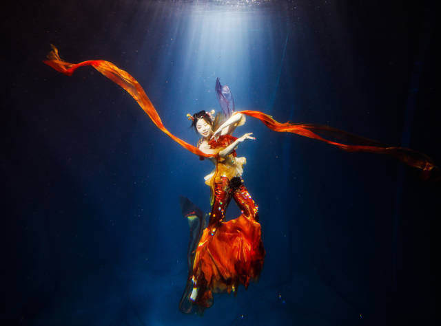 Китайская танцовщица представила сюжет из классической поэзии через подводный танец
