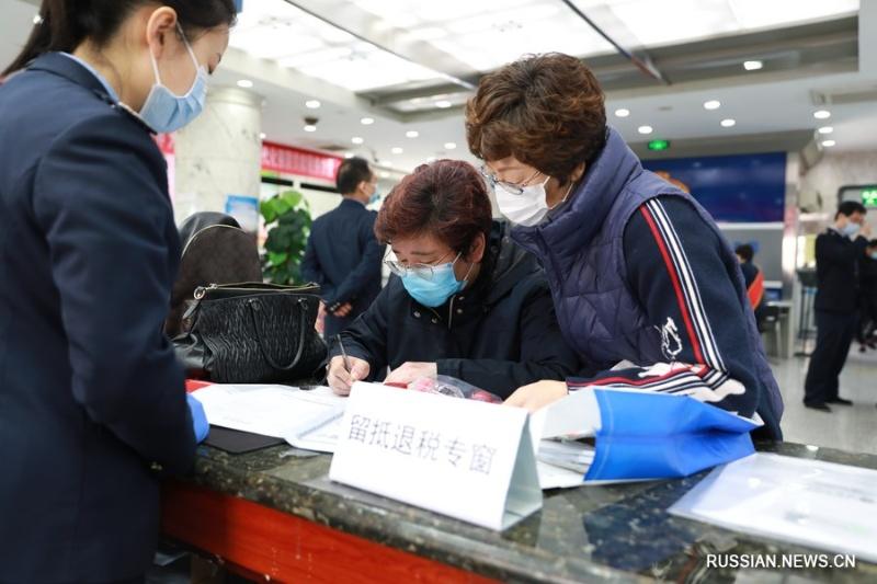 1 апреля 2022 года, налогоплательщики получают налоговый возврат для малых и микропредприятий в Тяньцзине. /Фото Синьхуа/