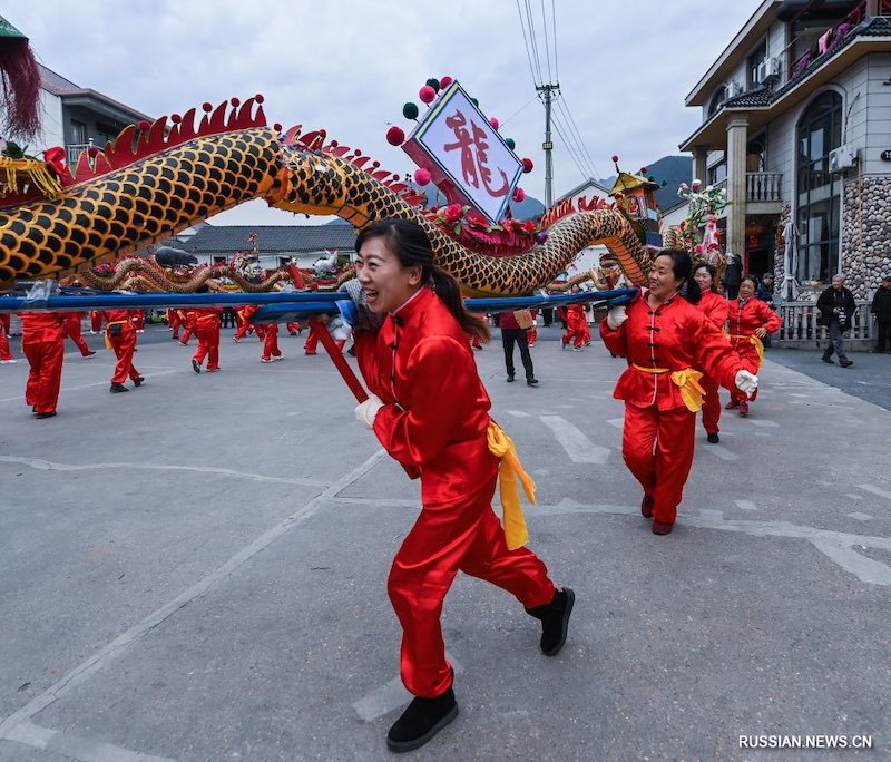 Танец дракона в преддверии праздника Фонарей
