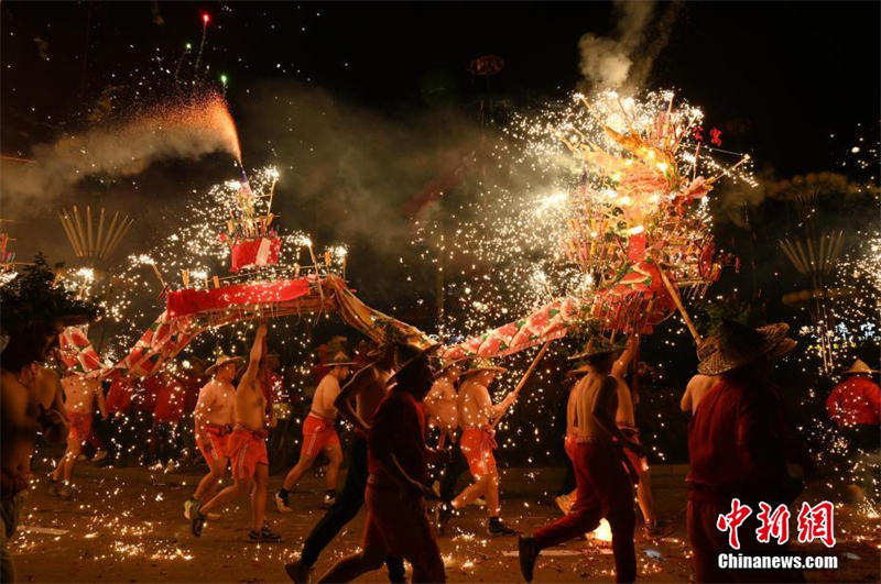 Цяолиньское пиротехническое представление «Огненный дракон» состоялось в провинции Гуандун