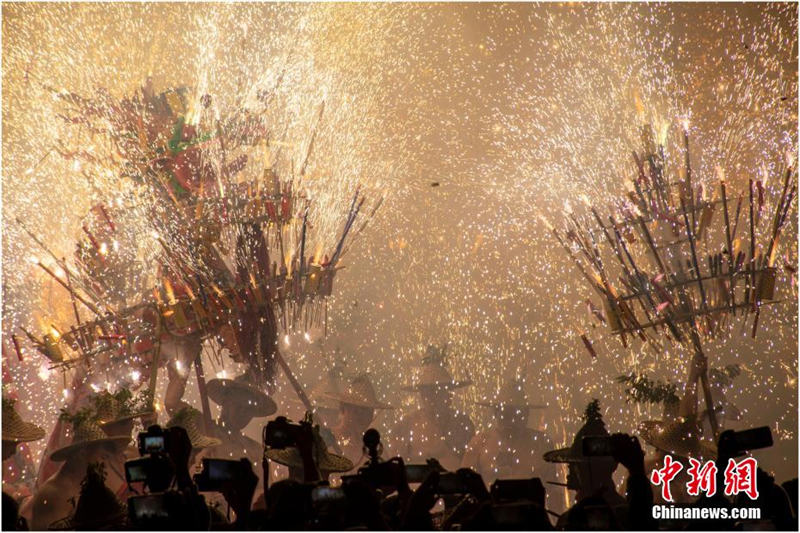 Цяолиньское пиротехническое представление «Огненный дракон» состоялось в провинции Гуандун