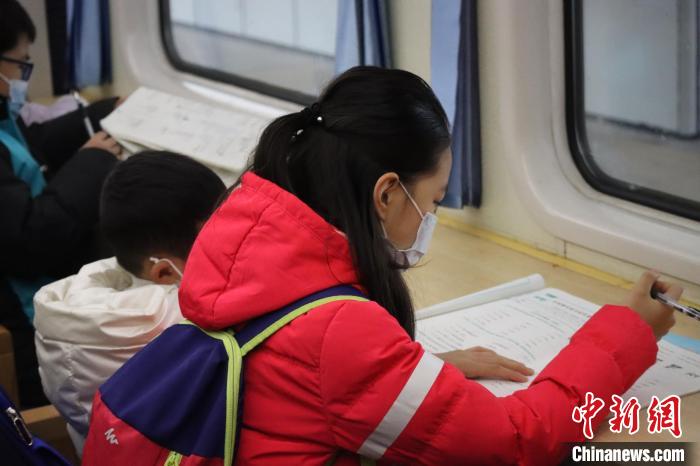 В пассажирском поезде из Чунцина оборудовали «ученические вагоны»