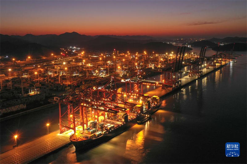 Порт Чжоушань в Нинбо 14 лет подряд занимает первое место в мире по годовому грузообороту