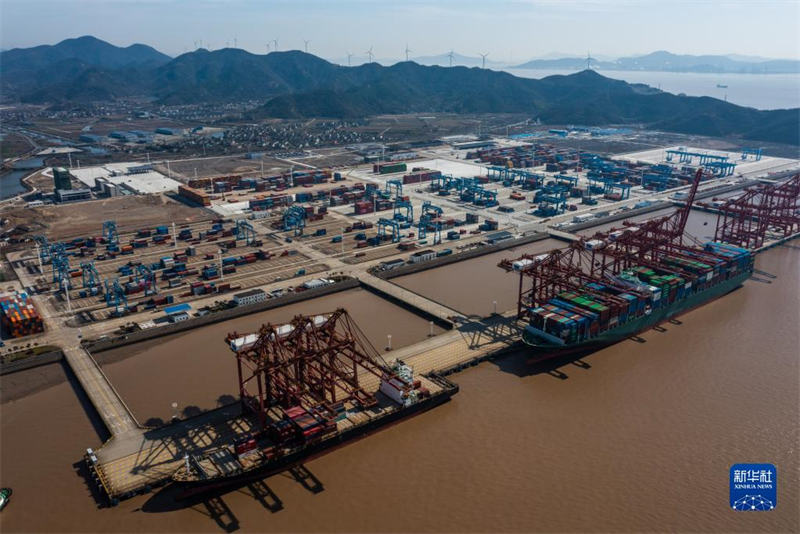 Порт Чжоушань в Нинбо 14 лет подряд занимает первое место в мире по годовому грузообороту