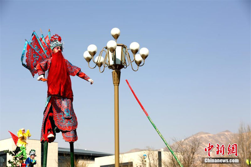 «Высокое искусство» на ходулях в провинции Цинхай