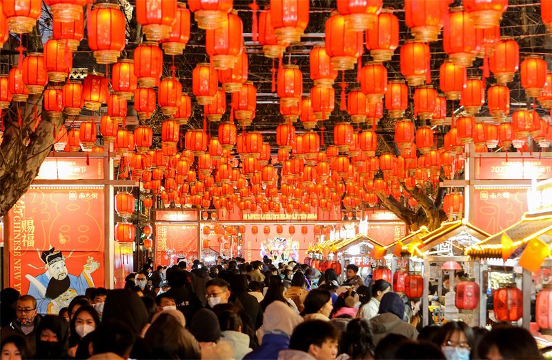 Сияющий город Цзиньчэн приветствует Праздник фонарей