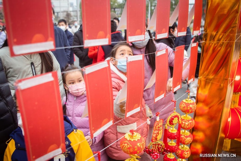 В разных уголках Китая встречают праздник Фонарей