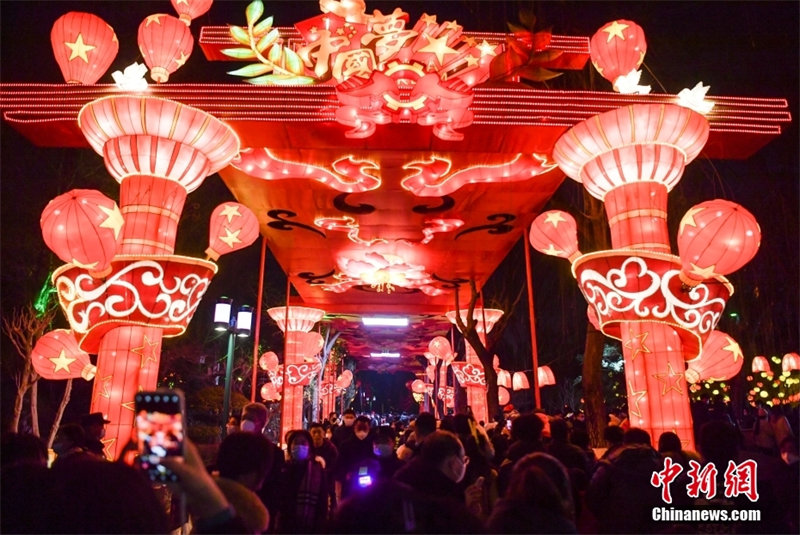 По всему Китаю радостно отметили Праздник фонарей