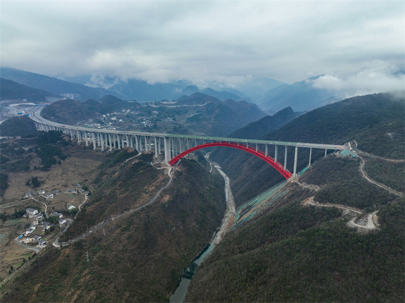 Величественный мост Дафацюй в провинции Гуйчжоу
