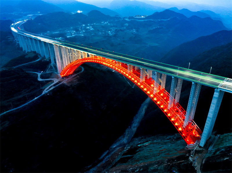 Величественный мост Дафацюй в провинции Гуйчжоу