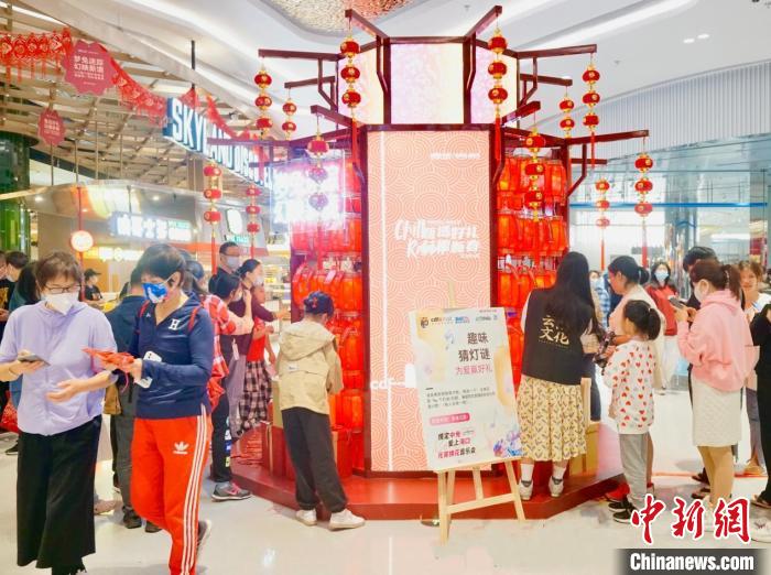 Во время Праздника фонарей продажи в магазинах беспошлинной торговли на острове Хайнань составили 165 млн юаней