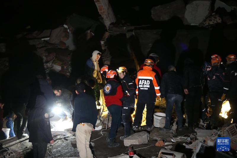 Число погибших при землетрясении в Турции выросло до 2379 человек