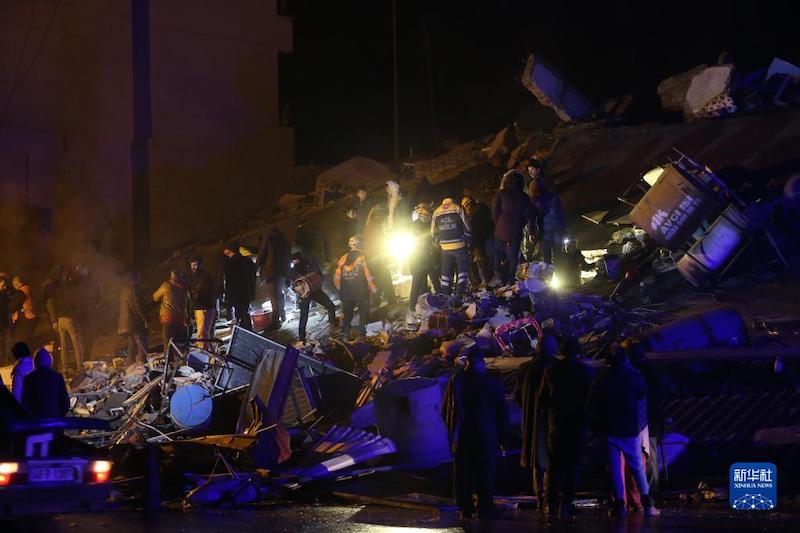 Число погибших при землетрясении в Турции выросло до 2379 человек
