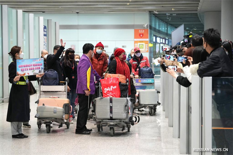 В Пекин прибыла первая туристическая группа из Сянгана после полного возобновления пассажирского сообщения между внутренними районами Китая и САР Сянган и Аомэнь