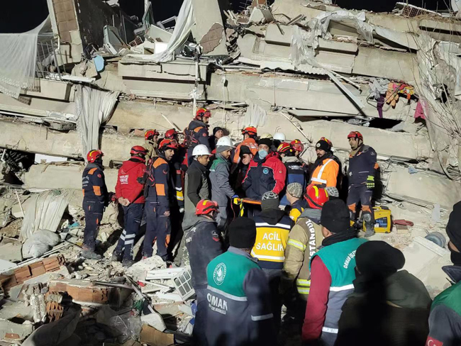 Китайские и турецкие спасатели спасли из-под завалов беременную женщину
