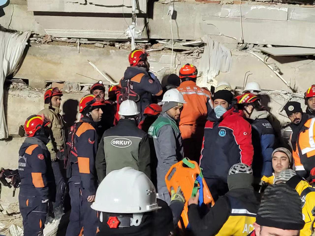Китайские и турецкие спасатели спасли из-под завалов беременную женщину